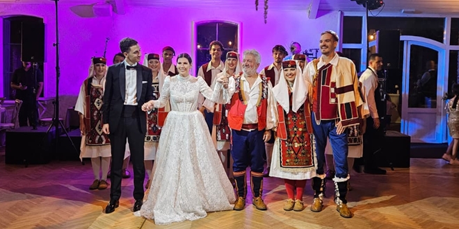 FOTO/VIDEO Mladenci iz Zagreba poželjeli iznenađenje – stiglo im Jedinstvo!