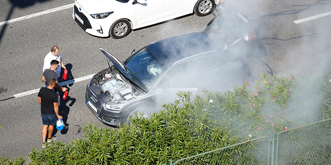 VIDEO Planuo auto kod Kauflanda, u gašenju su pomogli drugi vozači