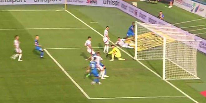 VIDEO: Velika pogreška Ivušića, ovakav autogol se rijetko viđa