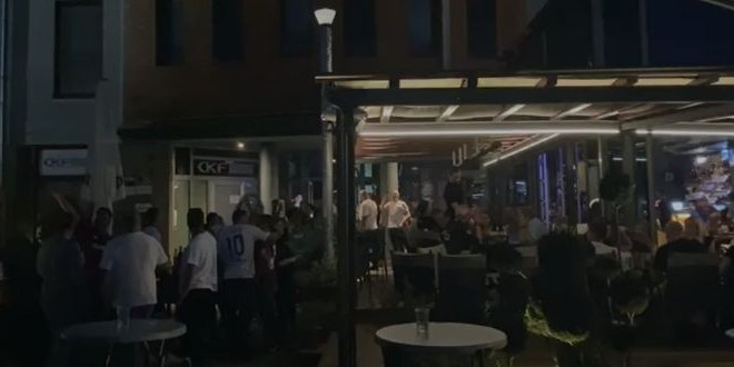 VIDEO: Navijači Hajduka se okupili u kafiću pokraj stadiona, pa zapjevali. Bilo je baš emotivno