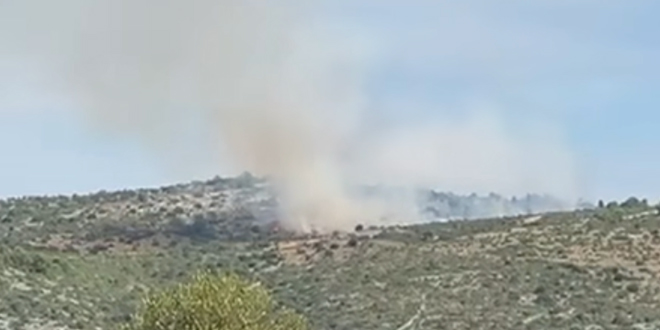 VIDEO Gori iznad Rogoznice, vatru gase i zračne snage