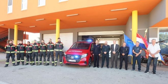 FOTO/VIDEO Kako tradicija nalaže, mlazom vode dočekano je novo vozilo u DVD-u Dugopolje