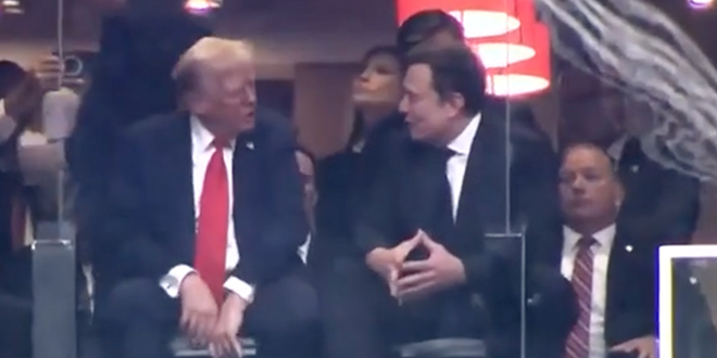 Čitačica s usana otkrila o čemu su razgovarali Trump i Musk na komemoraciji za Charlieja Kirka