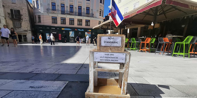 Novi štandarac osvanuo na Pjaci, autor je dopisao nekoliko datuma 