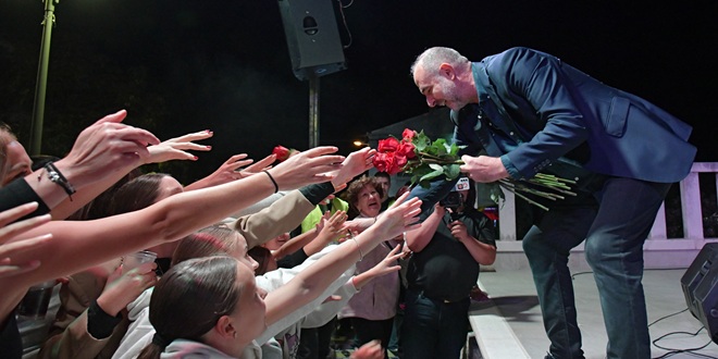 FOTO/VIDEO: Dugopolje slavilo uz koncert Dražena Zečića