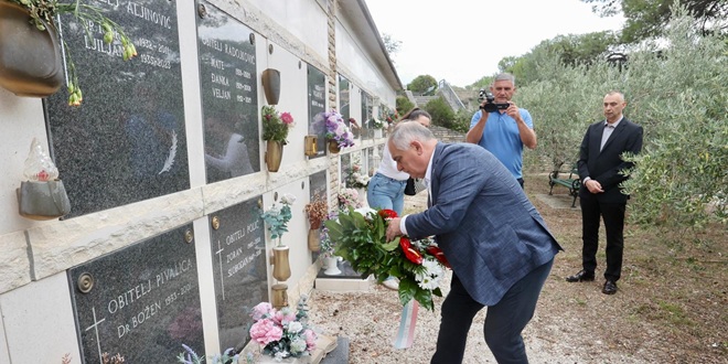 FOTO: UOČI PROSLAVE DANA ŽUPANIJE Na Lovrincu položeni vijenci i cvijeće Lukšiću, Ercegu i Radojkoviću