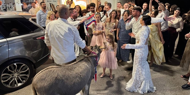 NESVAKIDAŠNJE IZNENAĐENJE Pogledajte što je kum poklonio velikom navijaču Hajduka