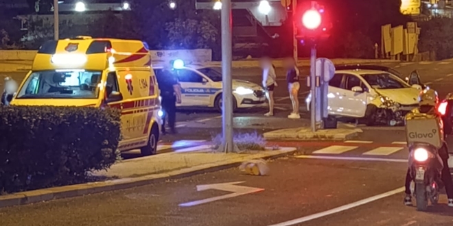 JOŠ JEDNA PROMETNA Sudar dva automobila u Splitu