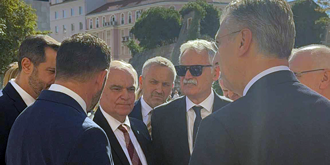 KRATKE KONZULTACIJE Premijer stigao na svečanu sjednicu, pogledajte koga je odmah okupio ispred teatra