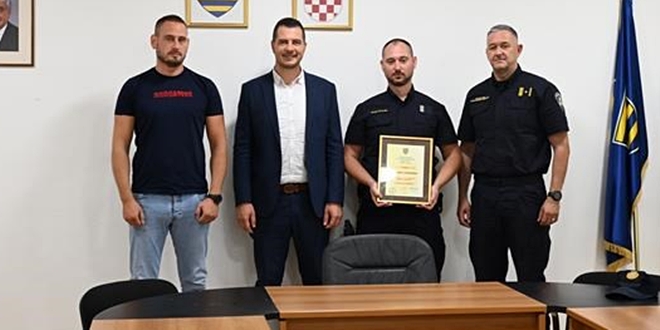 Dan policije 2025: Općina Dicmo nagradila policijskog službenika Policijske postaje Sinj