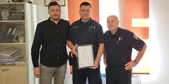 Dan policije 2025: Općina Šestanovac nagradila policijskog službenika Policijske postaje Omiš