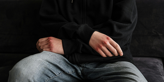 Širi se snimka napada, učenik kolegu mlati palicom i tjerao ga da kleči