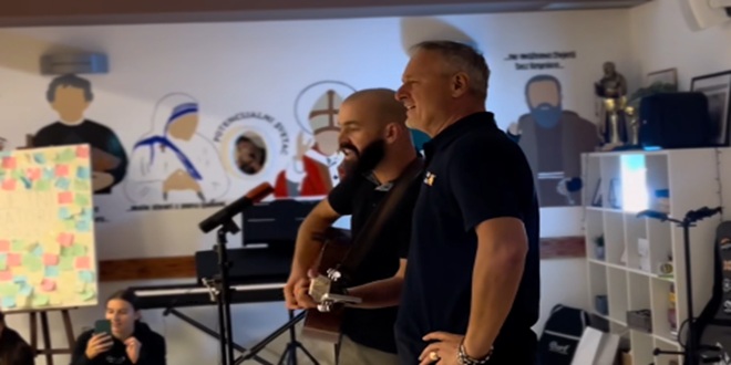 VIDEO Župnik iz Podstrane za svoj rođendan počastio djecu Thompsonovim koncertom