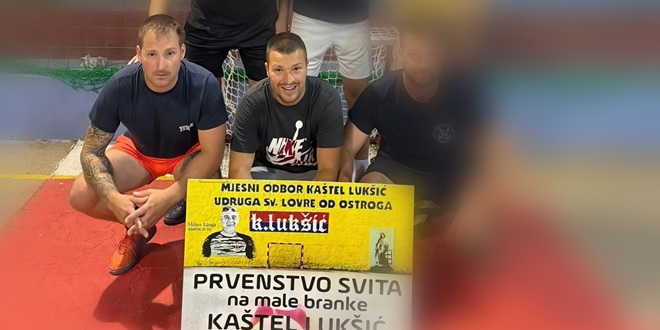 Od poginulih Kaštelana, braće Roka i Andrije opraštaju se prijatelji s malog baluna