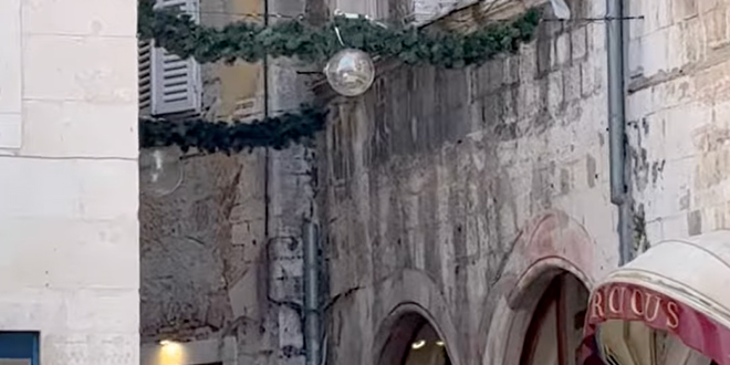 VIDEO Već je počelo božićno kićenje Splita