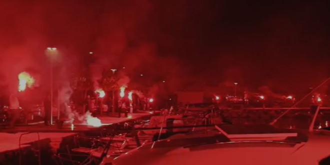VIDEO Torcida se bakljadom oprostila od poginulih planinara