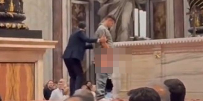Muškarac mokrio po oltaru u Vatikanu, pojavila se snimka