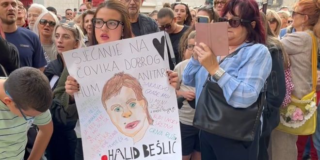 VIDEO Splitom se orio 'Prvi poljubac'