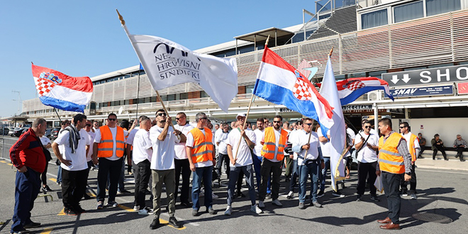 FOTO/VIDEO Radnici Jadrolinije prozivaju da se pogoduje privatniku uvođenjem katamarana do Supetra; Gradonačelnica: Zašto nisu reagirali i za Hvar?