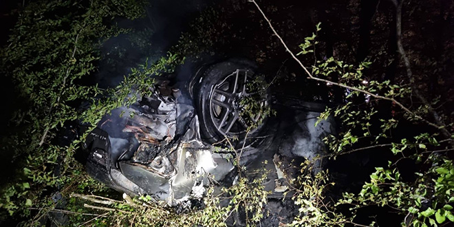 Automobil sletio s ceste na Krku i zapalio se