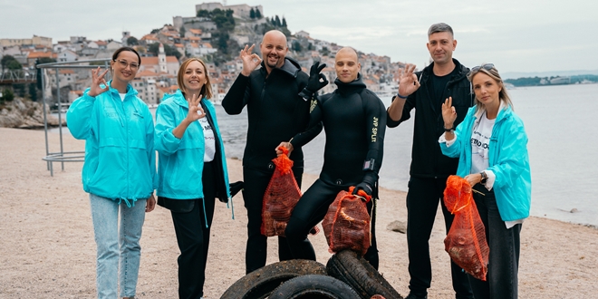 FOTOGALERIJA Šibenska gradska plaža Banj očišćena u okviru ekološko-edukativne inicijative 'Sretno more'