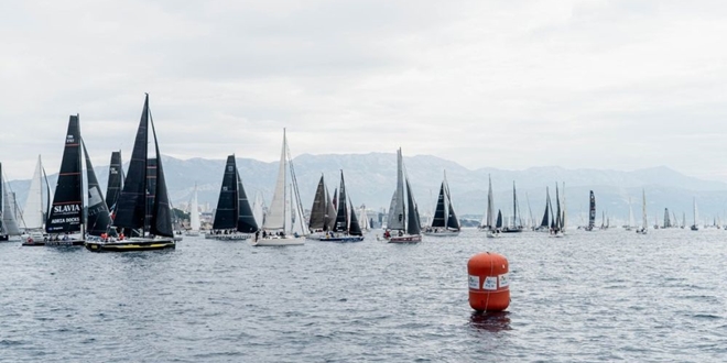 FOTOGALERIJA Stravaganza prva u Visu: Započela 81. Viška regata