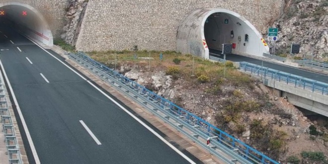 POTEŠKOĆE NA DALMATINI Uočen predmet na cesti, u tunelima izliveno ulje