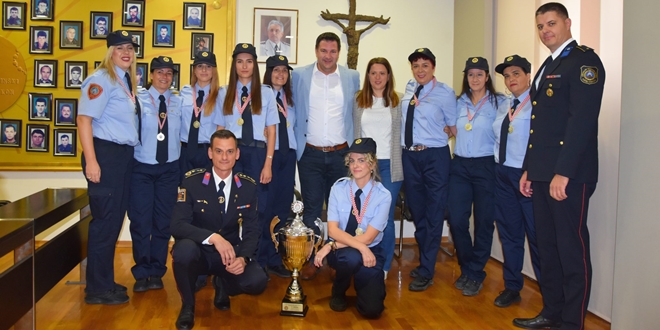 Kaštelanski vatrogasci briljirali u Novalji: Gradonačelnik Ivanović priredio prijem u njihovu čast