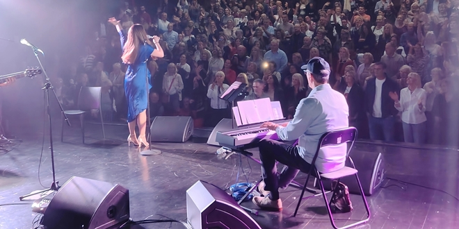 GLAZBENA VEČER ZA PAMĆENJE NA TEATRU UZ MORE Ana Uršula Najev & Black Coffee još jednom podigli publiku na noge