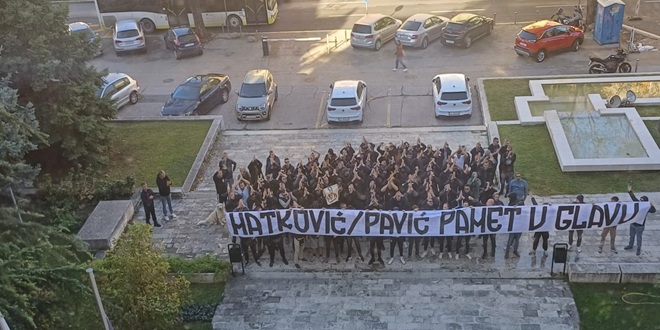 VIDEO: Torcida došla s porukom ispred zgrade Županije