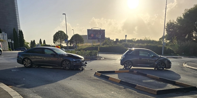 PROMETNA NA ROTORU Sudarila se dva automobila