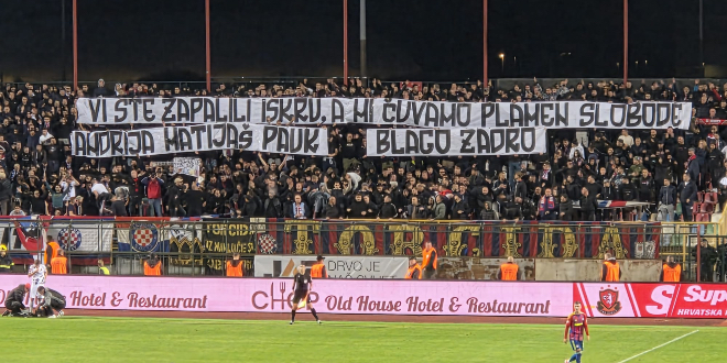 Torcida podignula poruku posvećenu Andriji Matijašu Pauku i Blagi Zadri
