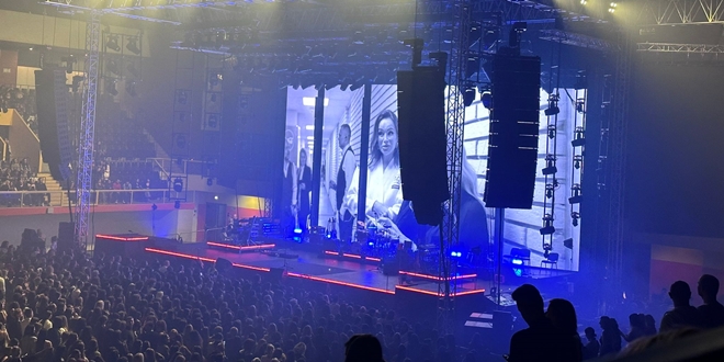 VIDEO Severina se pomolila s bendom prije nastupa