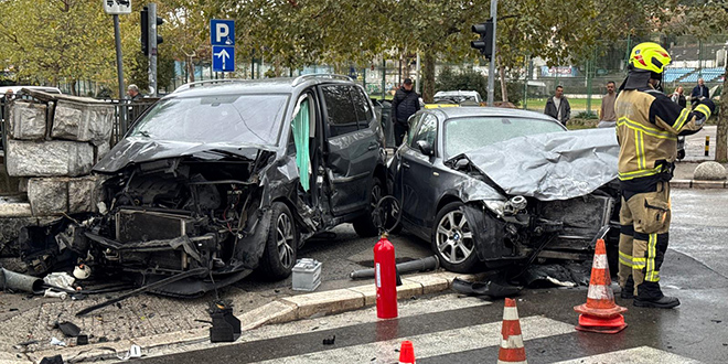| Autor: Veljko Martinović KRŠ U CENTRU SPLITA Sudarila se dva auta, ozlijeđene izvlačili vatrogasci. Evo video