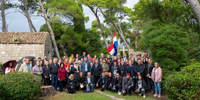 | Autor: Matica hrvatska Split Matica hrvatska Split na 81. godišnjicu komunističkog zločina odala počast nevino ubijenim Hrvatima na Daksi