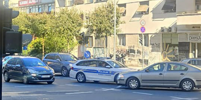 Vozač u opasnom prekršaju, a policija se 'pravi mrtva'