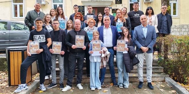 | Autor: Sinj.hr Bulj primio nagrađene učenike i njihove mentore: 'Znanje vam nitko ne može oduzeti – uložite ga u dobrobit zajednice'