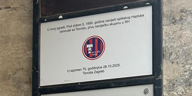 | Autor: Dalmatinski portal POVODOM 75. ROĐENDANA: U Zagrebu postavljena ploča na ulazu u portun zgrade u kojoj je osnovana Torcida!