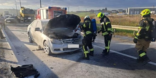 | Autor: MUP Policajci spasili vozača iz gorućeg auta na A4