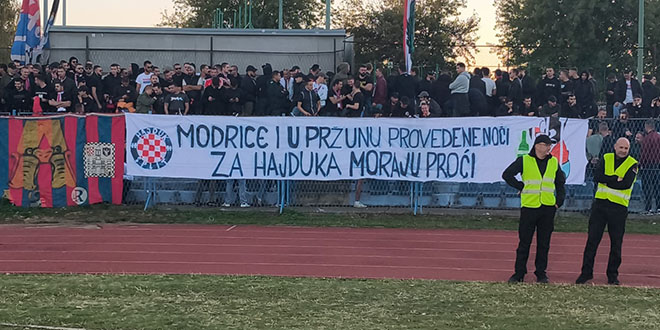 | Autor: Dalmatinski portal VIDEO: Torcida nastavlja u retro stilu, oživjeli su uspomenu na legendarni transparent!