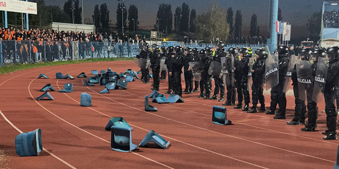 VIDEO: Neredi na tribinama, razbijene stolice, nekoliko raketa poletjelo prema domaćoj tribini