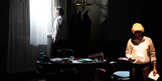 FOTOGALERIJA 'Profesionalac' na daskama Teatra uz more oduševio publiku u Lori