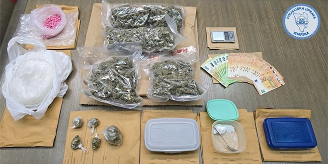 | Autor: PU istarska Policija oduzela 1.246,2 grama amfetamina, 1.165,5 grama marihuane, 384 tablete ecstasyja, 66 kutija lijekova za potenciju, uređaje i nekoliko tisuća eura