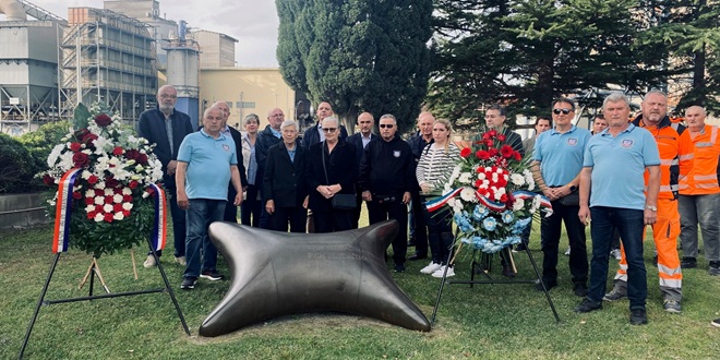 Polaganjem vijenaca članovi UDVDR Dalmacijacement odali počast poginulim suborcima