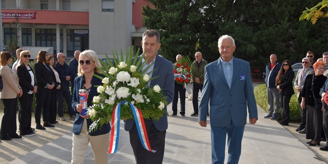 KAŠTELA Položeni vijenci i upaljene svijeće uoči blagdana Svih svetih i Dušnog dana
