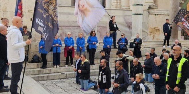 FOTO Molitelji na Peristilu: 'Kleknimo, braćo, i dajmo zadovoljštinu kao naknadu za uvrede Bezgrešnom Srcu Marijinu'