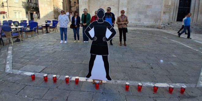 | Autor: TrAŽene Dok su molitelji klečali, one su upalile 11 svijeća. Pročitajte zašto