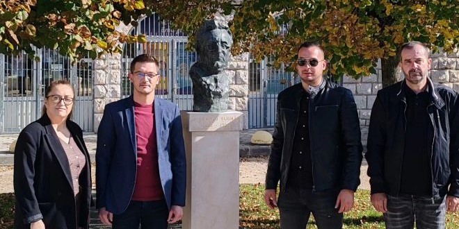 | Autor: Općina Proložac Čelnici Prološca zapalili svijeće ispred spomenika dr. Tuđmana: 'Čuvajmo uspomene...'