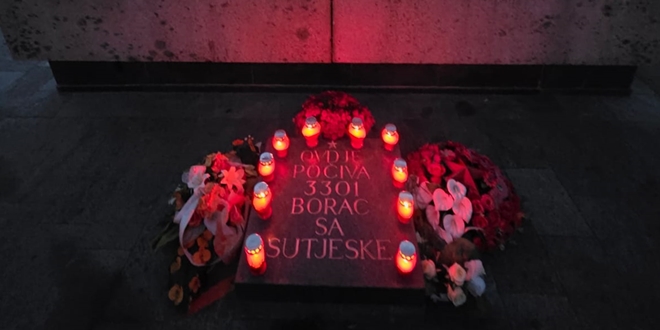 Zapaljene svijeće i položeno cvijeće palima u bitci na Sutjesci