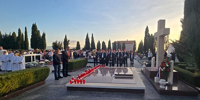 FOTOGALERIJA Svi sveti obilježeni u Podstrani